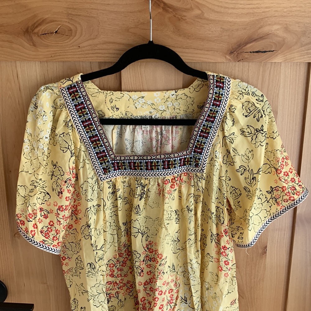 Embroidered blouse. - Picture 2 of 5